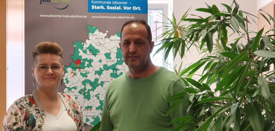 Abdul Jabbar Saleh und seine Arbeitsvermittlerin Martina Lange vom jobcenter Kreis Steinfurt freuen sich über seine bestandene Führerscheinprüfung der Klasse D und DE.