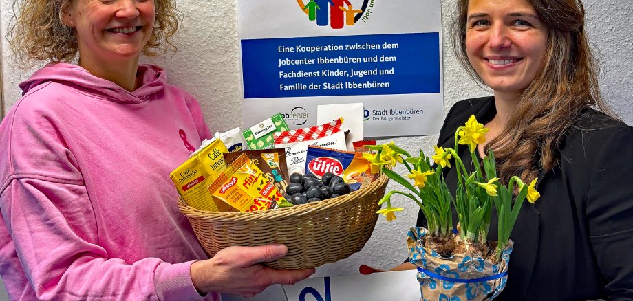 Blickten auf ein erfolgreiches gemeinsames Projekt zurück: Martina Hannweber (l.), Leitern der Abteilung Konzeptionen und Spezialdienste im Fachdienst Kinder, Jugend und Familie der Stadt Ibbenbüren, und Merle Streich vom Jobcenter Kreis Steinfurt