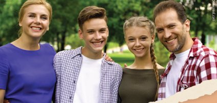 Plakat für Plan Ausbildung - eine glückliche Familie schaut optimistisch in die Zukunft